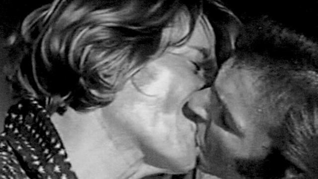 El beso del spaguetti-western 'El Puro se sienta, espera y dispara' (1971) / CG