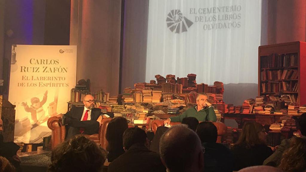 El escritor Carlos Ruiz Zafón y el periodista Carles Francino, en la presentación del libro El laberinto de los espíritus / CG