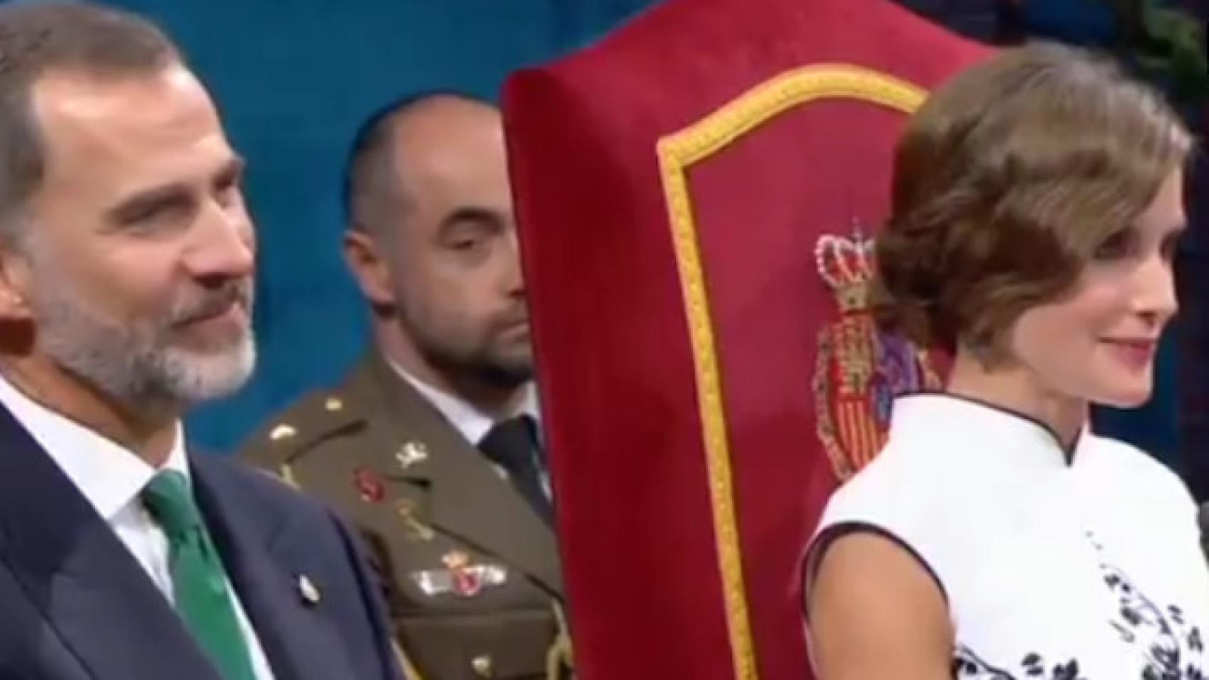 Doña Letizia observa el baile de los All Black / Twitter