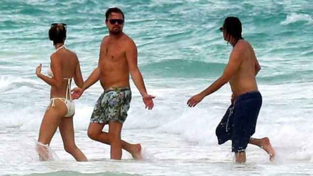 Leonardo DiCaprio (en el centro) con unos amigos en Cancún / EUROPAPRESS
