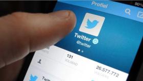 Un usuario de Twitter consulta su perfil en el móvil / EFE