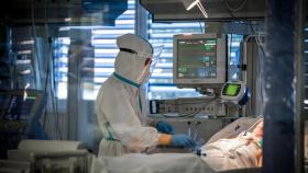 Hospital de Granada, donde la situación es límite por la alta cifra de contagiados / EP