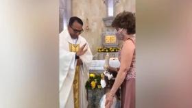 Un cura bendice a una niña / TIKTOK