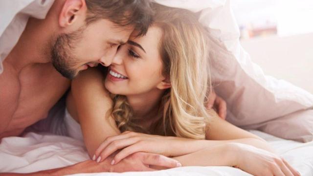 Una pareja dentro de la cama / EP