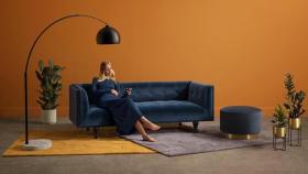 Mujer comprando muebles con su móvil / MADE.COM