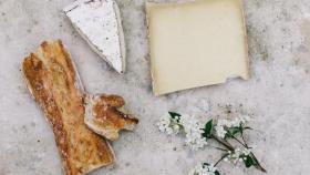 Queso con pan / Alice Donovan en UNSPLASH