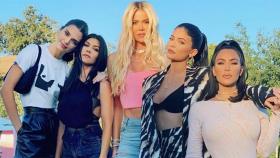 Posado de las hermanas Kardashian /INSTAGRAM