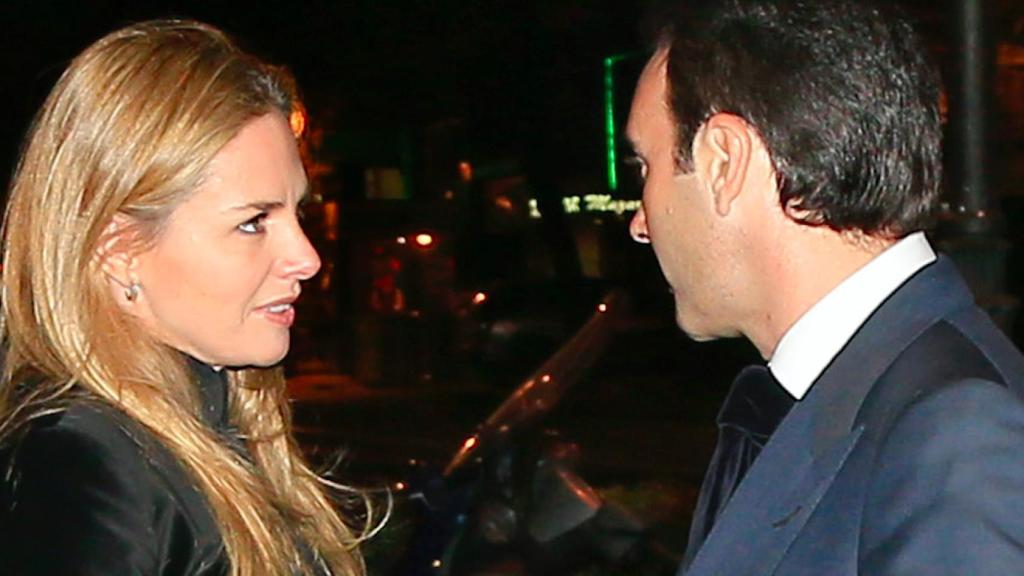 Genoveva Casanova y Enrique Ponce hablando distendidamente / AGENCIAS