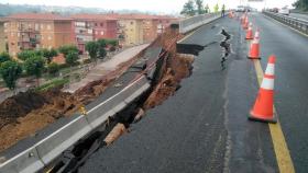 Un desprendimiento de la calzada por las lluvias obliga al corte total de la autovía A-67 desde Polanco (Cantabria) / EP