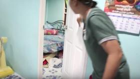 La madre cuando encuentra a la serpiente en la habitación