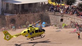 El helicóptero aterrizó en la playa para rescatar a la mujer / Twitter