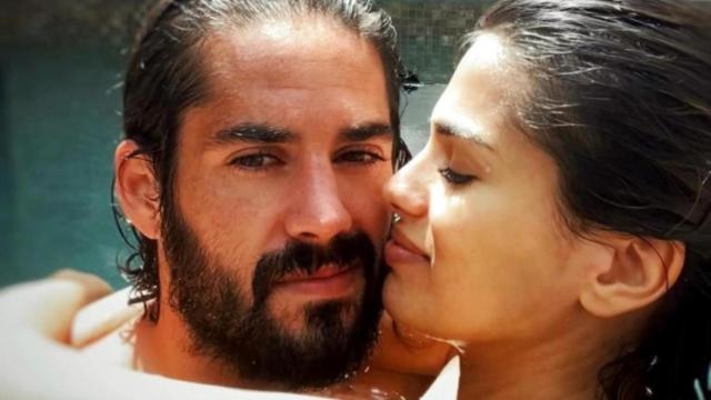 Isco Alarcón y Sara Sálamo se abrazan en una piscina / INSTAGRAM