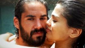Isco Alarcón y Sara Sálamo se abrazan en una piscina / INSTAGRAM