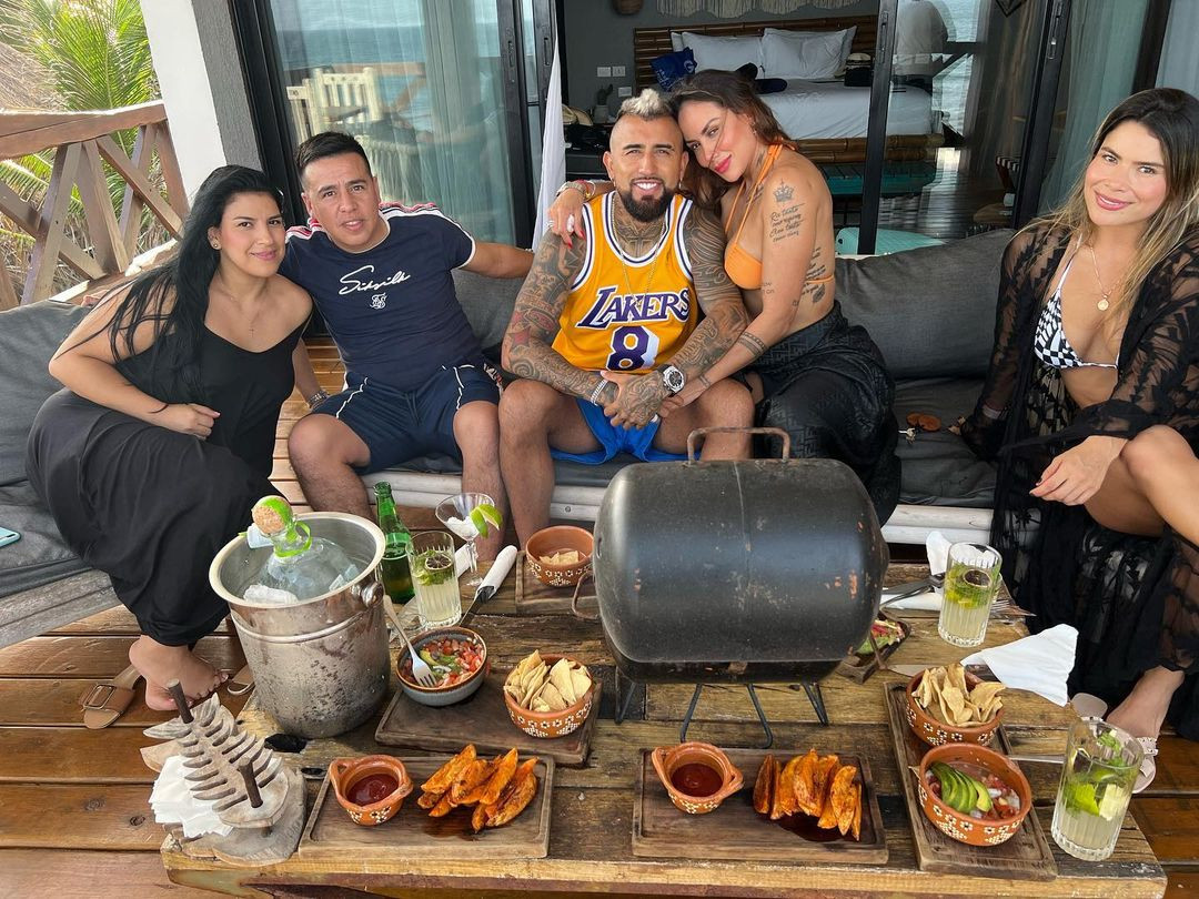 Arturo Vidal y Sonia Isaza, compartiendo con varios amigos en vacaciones / Instagram