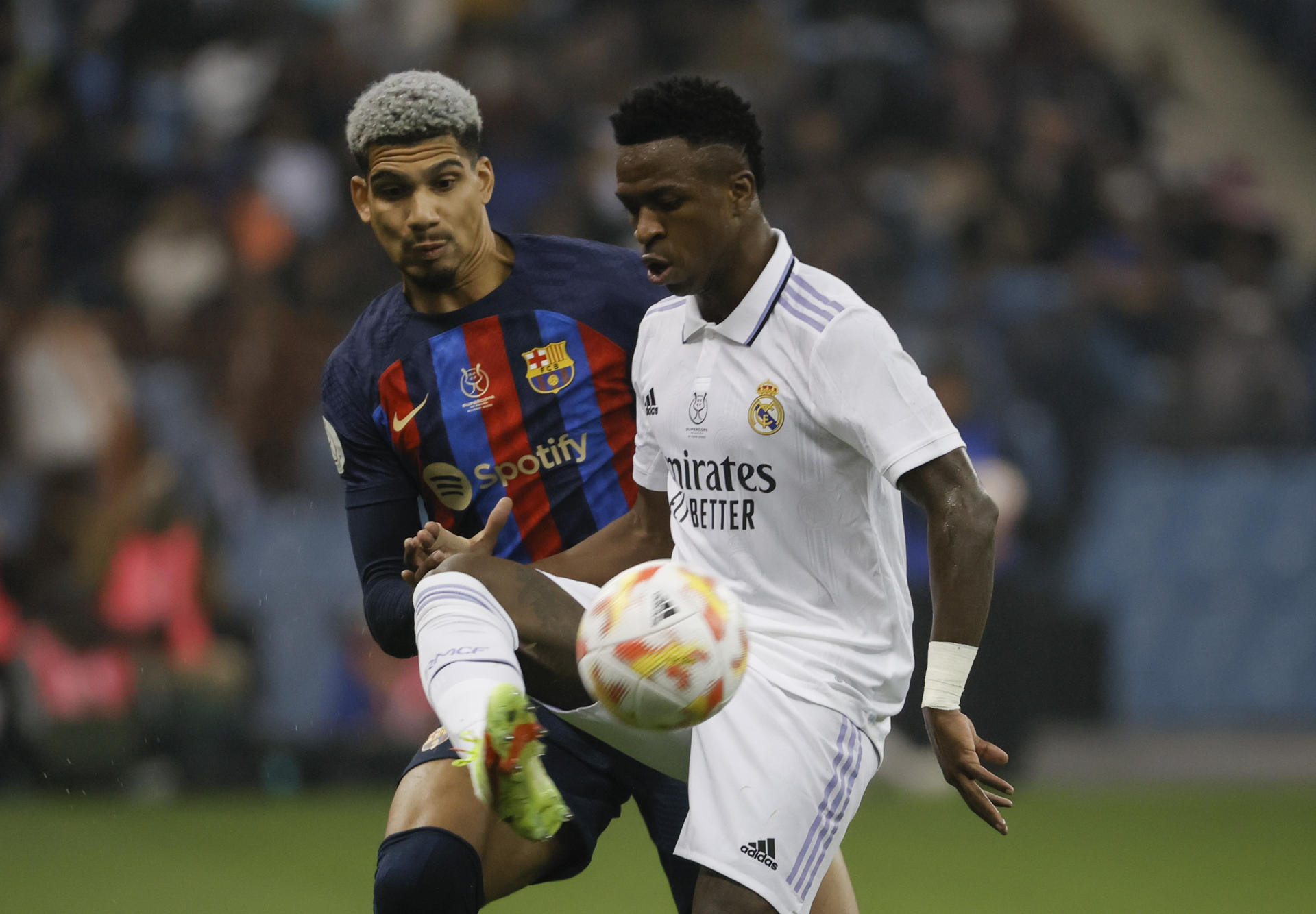 Araujo presiona a Vinicius en la final de la Supercopa / EFE