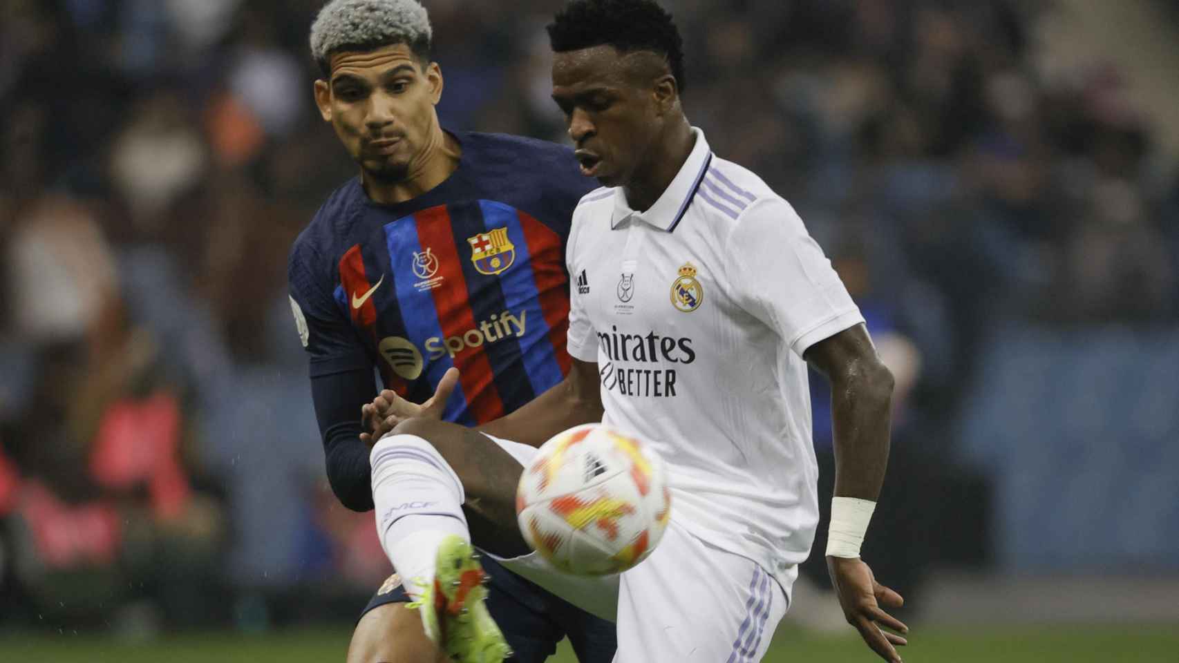 Araujo presiona a Vinicius en la final de la Supercopa / EFE