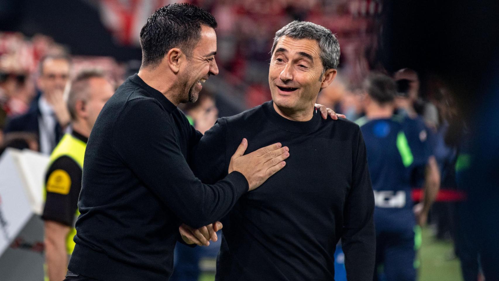 Ernesto Valverde junto a Xavi / EFE