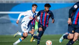 Lamine Yamal, perseguido por un rival durante el derbi / FCB