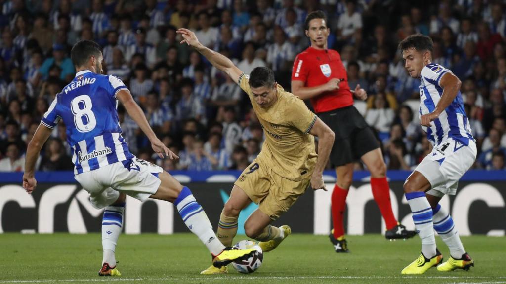 Munuera Montero observa una acción de Lewandowski en el Real Sociedad-Barça / EFE