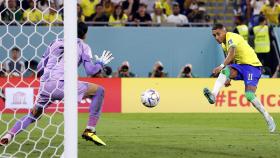 Raphinha intenta anotar su primer gol en el Mundial de Qatar / EFE