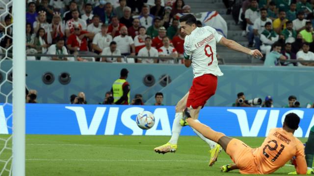 Robert Lewandowski, disparando a puerta contra Arabia Saudí : EFE