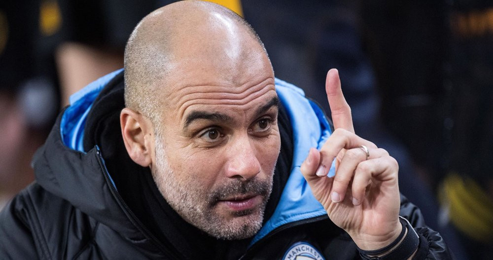 Pep Guardiola, dando indicaciones, en un partido del Manchester City / EFE