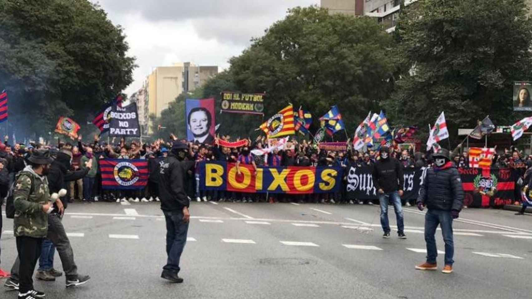Aficionados del Barça, con pancarta de los Boixos Nois, en las inmediaciones del Camp Nou antes de un partido / REDES