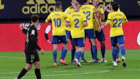 Los jugadores del Cádiz celebrando el gol contra el Barça / EFE