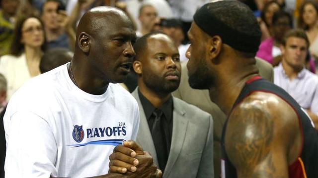 Michael Jordan saluda a LeBron James / EFE
