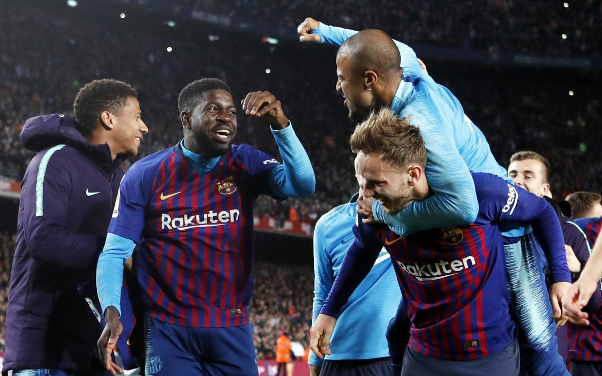 Samuel Umtiti y Jean-Clair Todibo, miembros de la French Connection, Rakitic y Rafinha en una celebración con el Barça / EFE