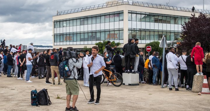 Aficionados esperan la llegada de Messi en el aeropuerto de Le Bourget, en parís / EFE