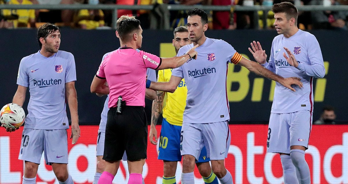Los capitanes del Barça quejándose por la injusta expulsión de Frenkie de Jong / EFE