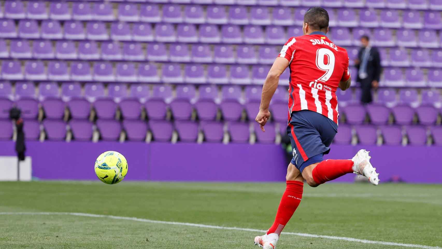 Luis Suárez luce el '9' con el Atlético, la posición que busca reforzar el Barça