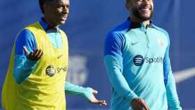 Memphis Depay, sonriendo con Balde en un entrenamiento del Barça / FCB