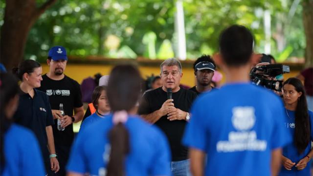 Joan Laporta, junto a los refugiados en la frontera de Venezuela y Colombia / FCB