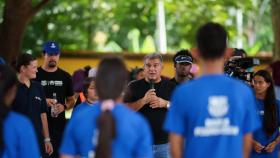 Joan Laporta, junto a los refugiados en la frontera de Venezuela y Colombia / FCB