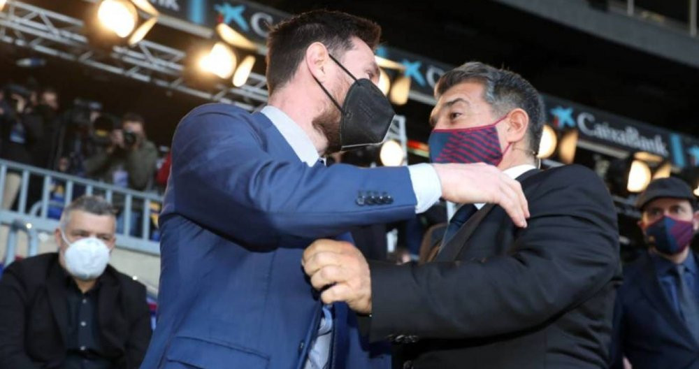 Abrazo entre Messi y Laporta en el Camp Nou / EFE