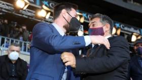 Abrazo entre Messi y Laporta en el Camp Nou / EFE