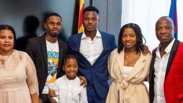 Ansu fati junto a Bori y su familia en las oficinas del Barça / FC Barcelona