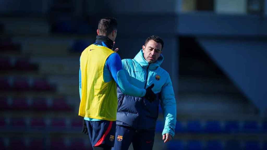 Xavi, en un lance del entrenamiento de este lunes antes de que llegue un fichaje bomba / FCB