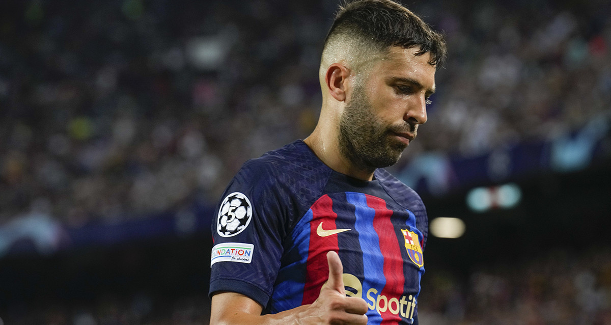 Jordi Alba, cabizbajo, durante la victoria del Barça contra el Viktoria Plzen / EFE