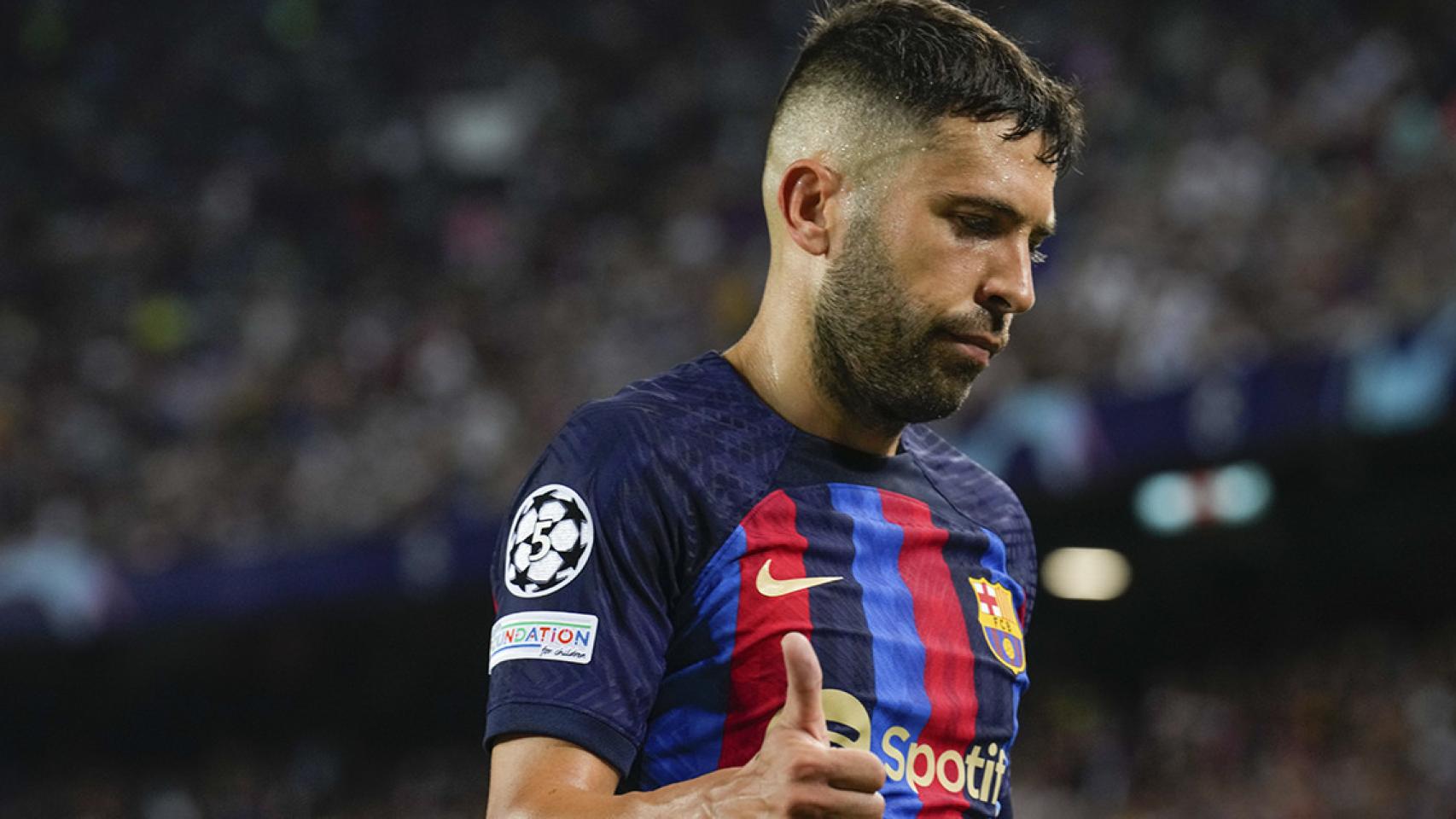 Jordi Alba, cabizbajo, durante la victoria del Barça contra el Viktoria Plzen / EFE