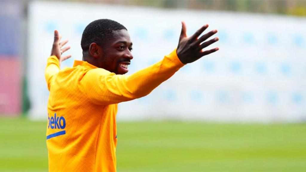 Ousmane Dembelé sonríe con los brazos extendidos, haciendo aspavientos, en un entrenamiento del Barça / FCB