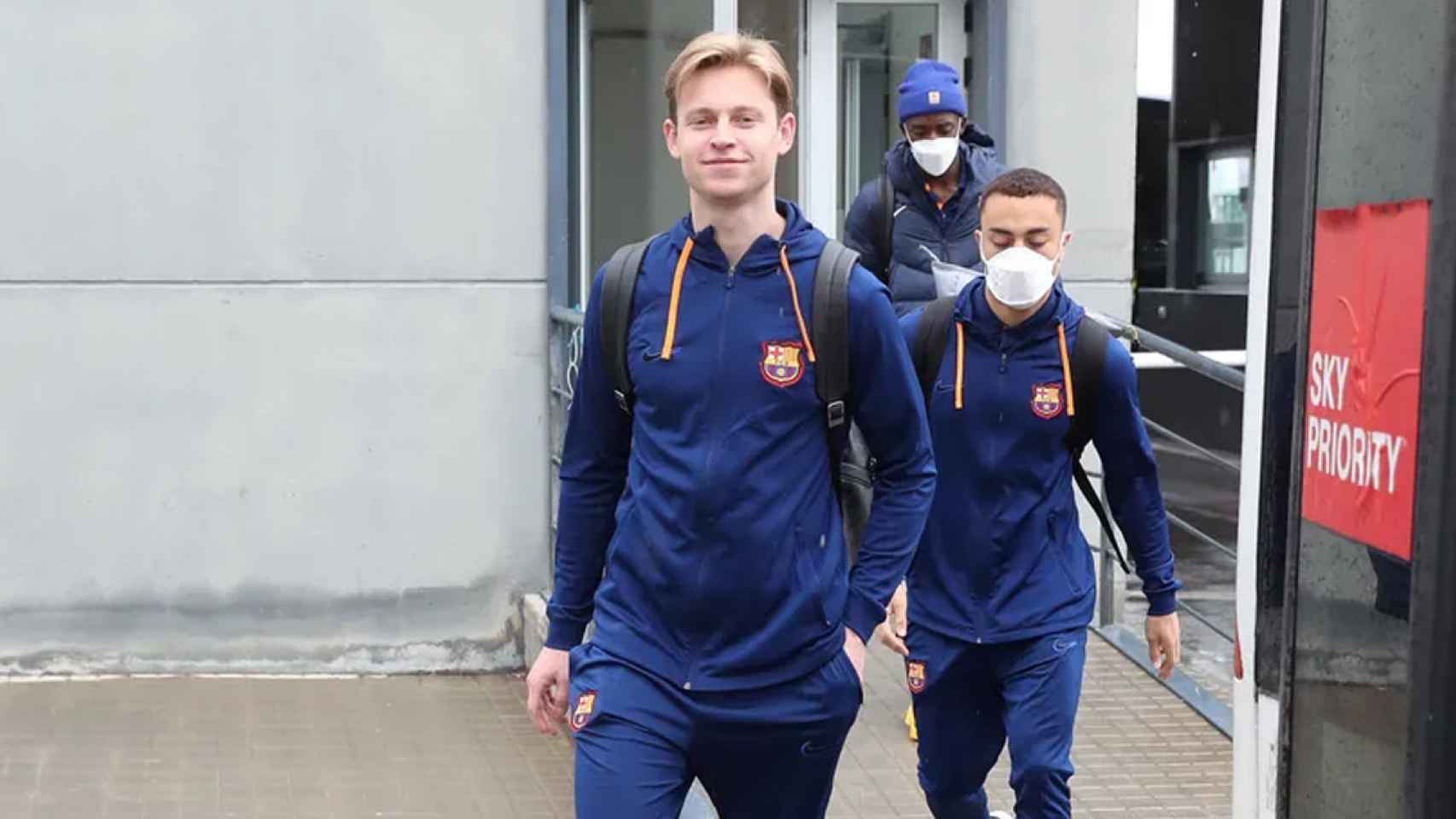 Frenkie de Jong, de viaje con el equipo del Barça, durante un partido de la Liga / FCB