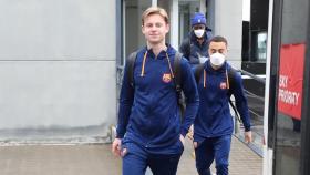 Frenkie de Jong, de viaje con el equipo del Barça, durante un partido de la Liga / FCB