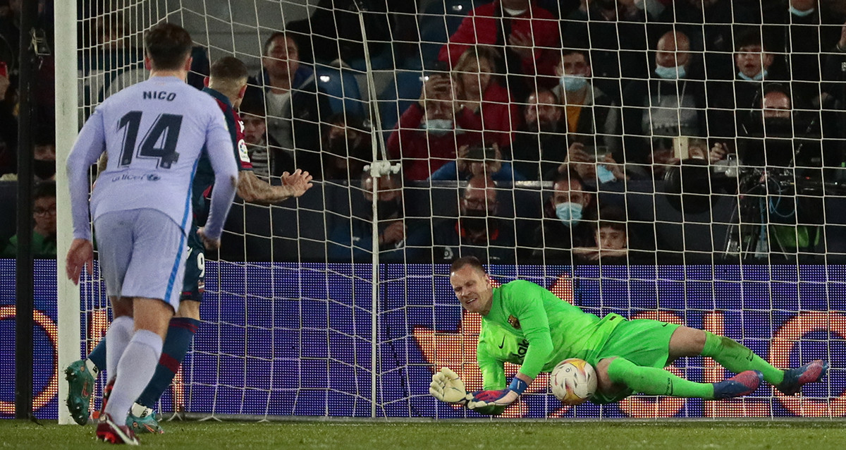 La atajada de Ter Stegen durante el segundo penalti del Levante contra el Barça / EFE