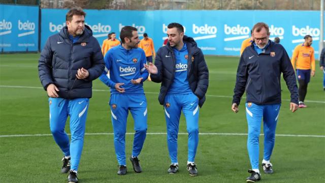 Xavi, conversando con los miembros de su cuerpo técnico en el Barça / FCB