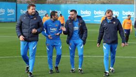 Xavi, conversando con los miembros de su cuerpo técnico en el Barça / FCB