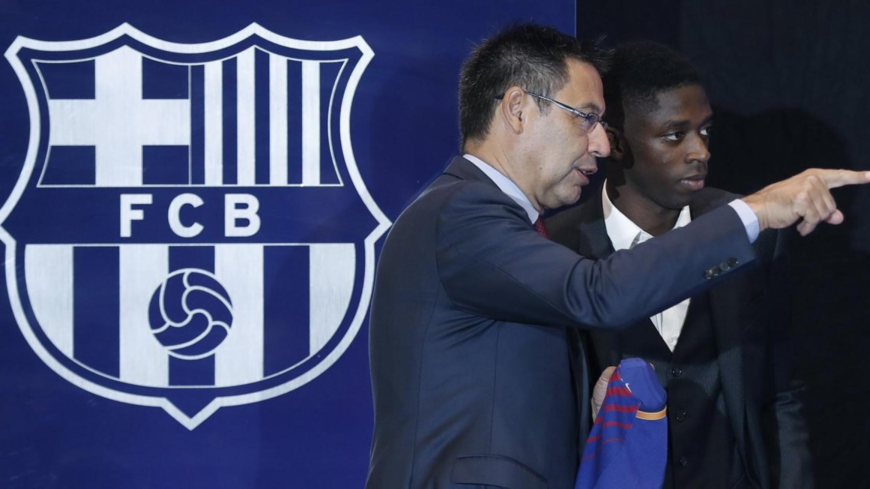 Bartomeu, junto a Dembelé, en la presentación oficial del francés en el Barça / EFE