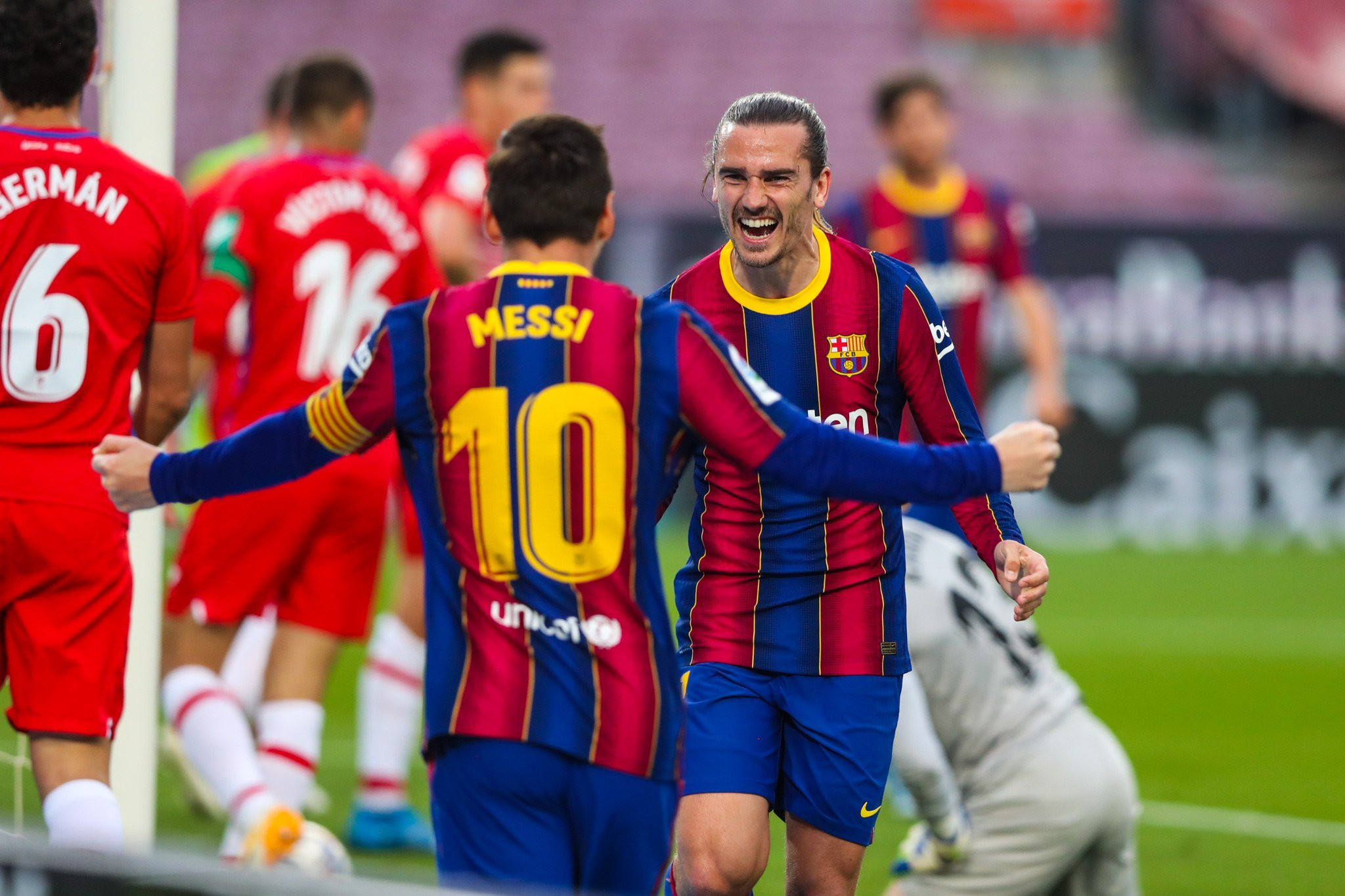 Messi y Griezmann celebrando el gol contra el Granada / FC Barcelona